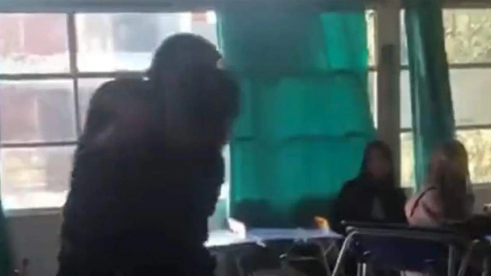 Graban a estudiante golpeando a docente en sala de clases